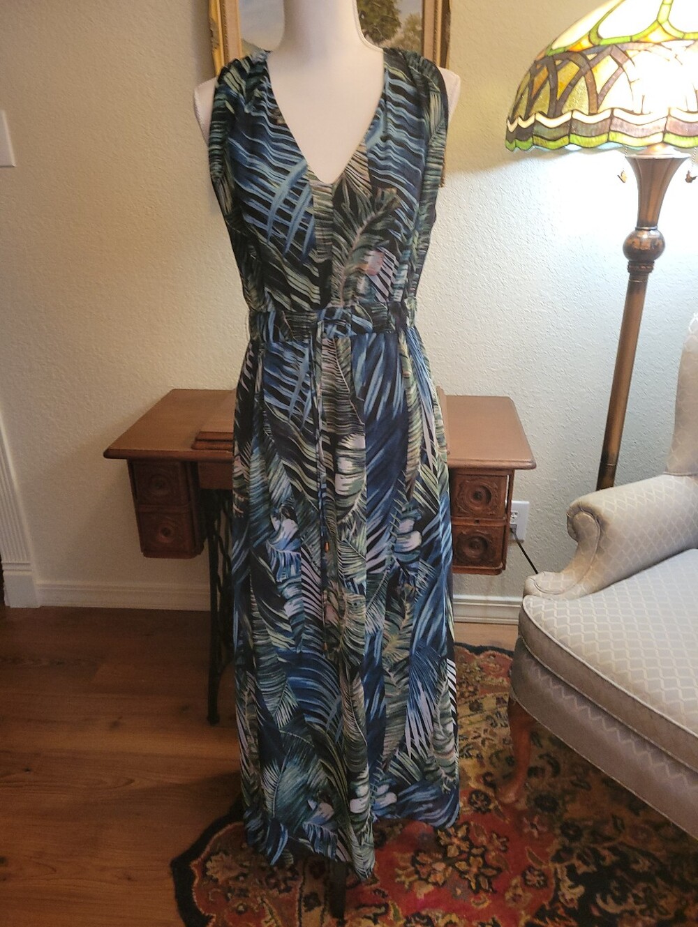 Sleeveless V-Neck Palm-Print Maxi Dress in Blue